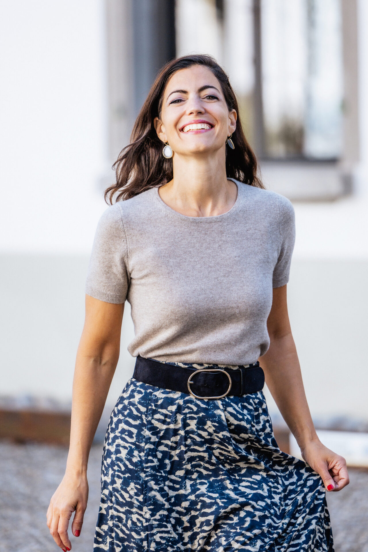 Frau die lacht und tanzt